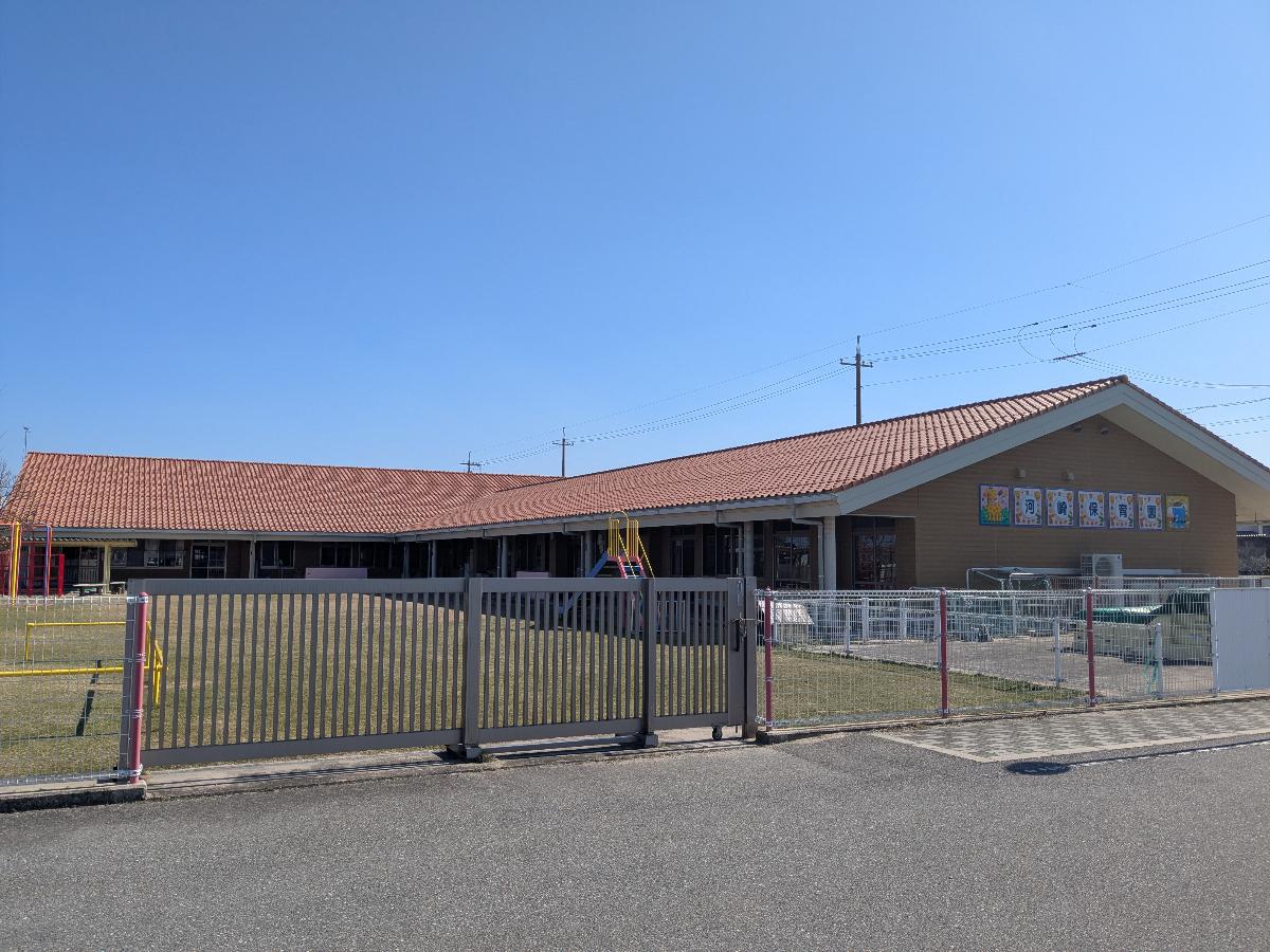 河崎保育園まで約500m（車で約2分）　広い園庭もあり、お子様ものびのび遊ぶことができます！親御さんの送り迎えも便利な距離です！