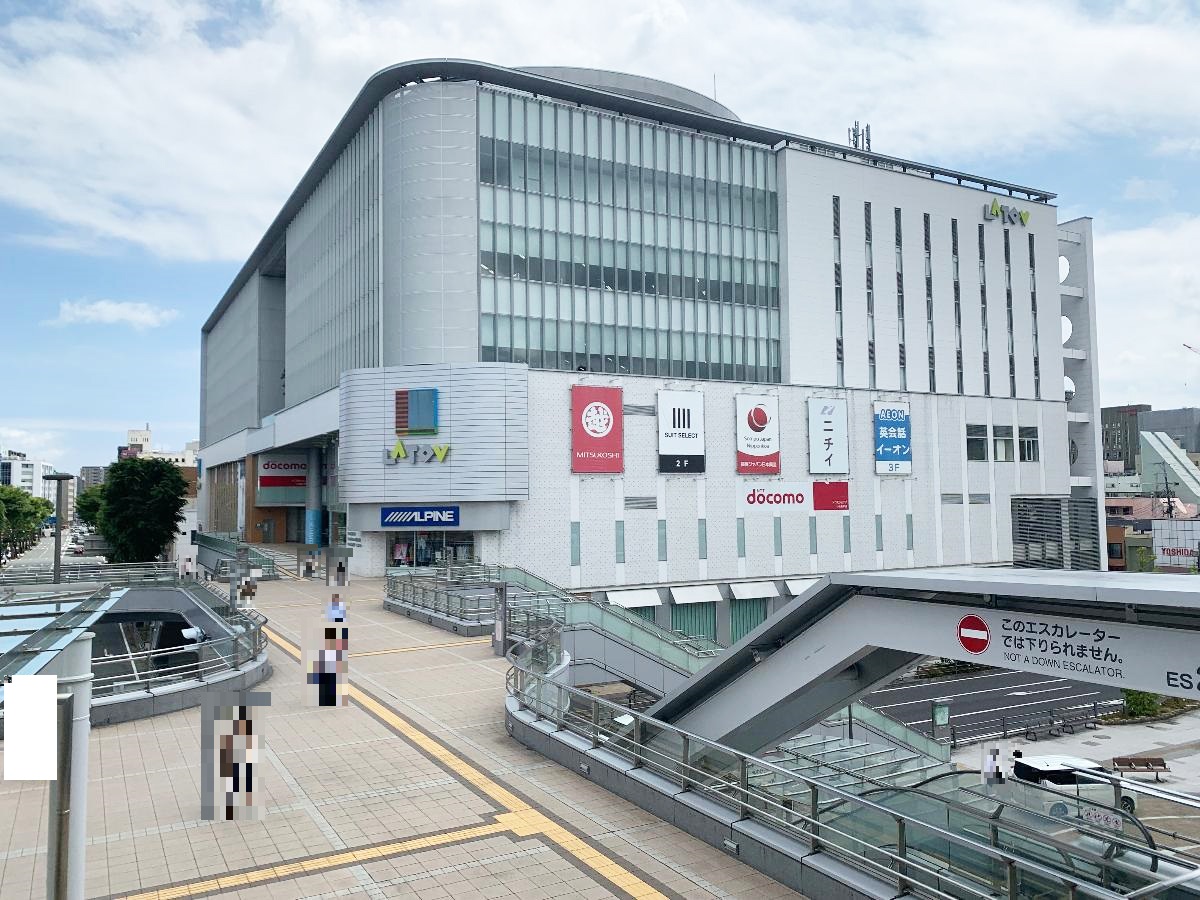 LATOV(ラトブ)まで約1.3km～1.6km（徒歩17分～20分）　ファッション、美容、医療、食料、ホビー、カルチャー、レストラン、カフェ、公共施設、多彩なショップが入店している駅前ビル。400台の駐車場があり、ゆっくりとお買い物やお食事やイベントが楽しめる、老若男女いわき市民憩いの場となるランドマーク。
