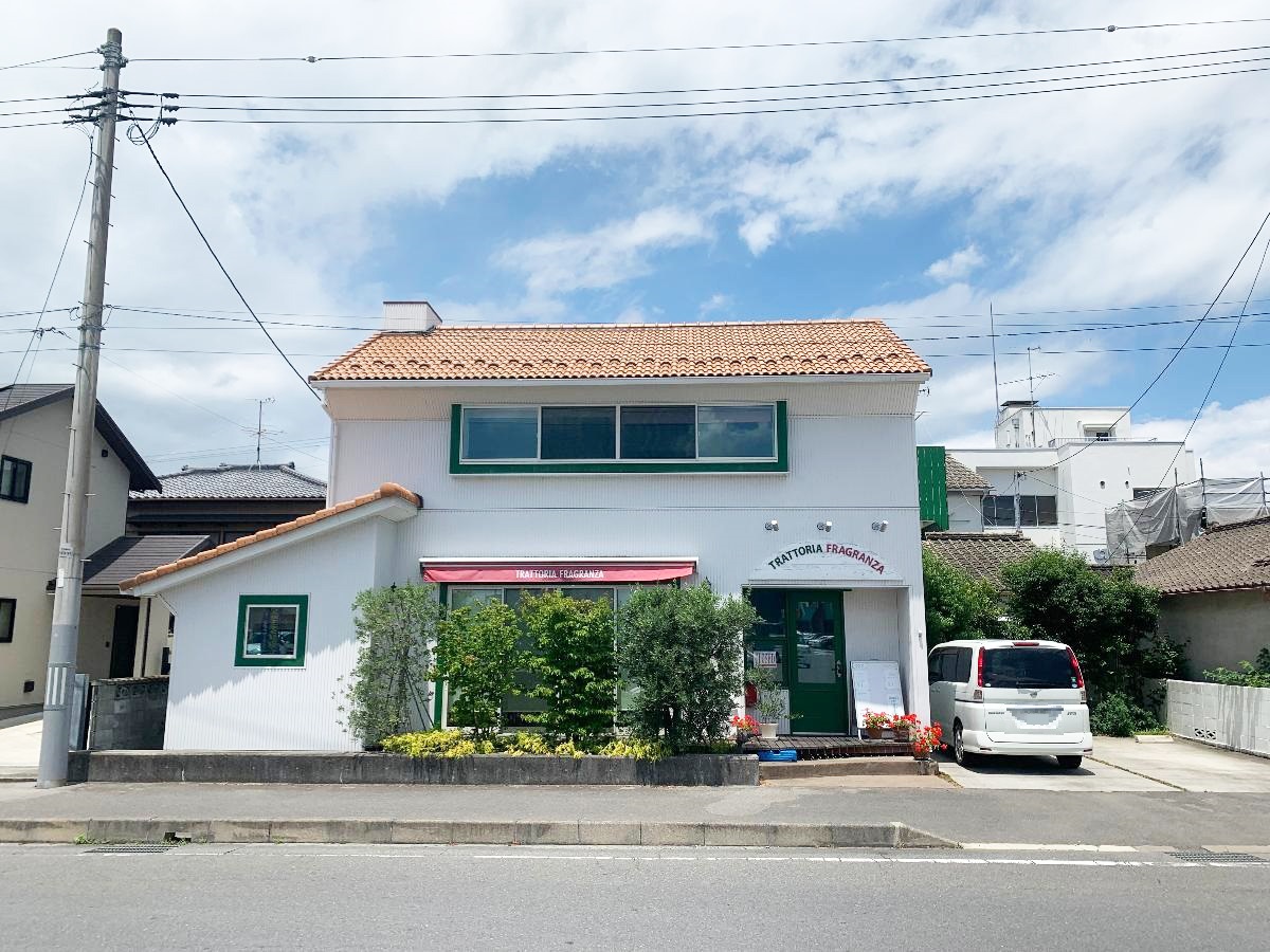 イタリアンレストラン「TRATTORIA Fragranza」まで約920m～1.2km（徒歩12分～15分）　イタリア料理「TRATTORIA Fragranza」は出来るだけイタリアに近い味を提供しようと、年に2回イタリア各地を訪れ、地方の市場にて食材を調達し、パスタ類を提供しています。特にポルチーニ茸、ピスタチオ、コラトゥーラはイタリア特有の食材で大変喜ばれています。