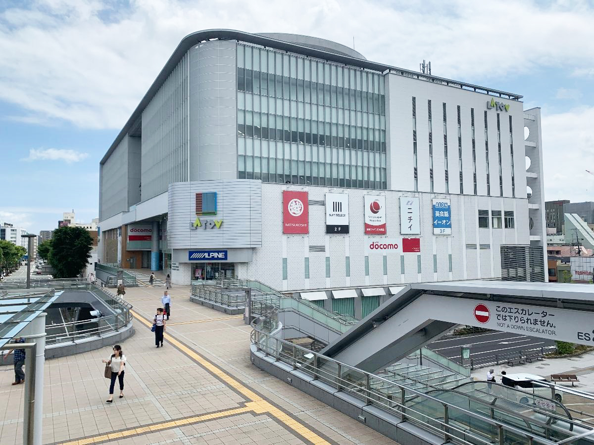 いわき市平幕ノ内　２期 土地 ラトブまで約1.3km～1.6km（徒歩17分～20分）　ファッション、美容、医療、食料、ホビー、カルチャー、レストラン、カフェ、公共施設、多彩なショップが入店している駅前ビル。400台の駐車場があり、ゆっくりとお買い物やお食事やイベントが楽しめる、老若男女いわき市民憩いの場となるランドマーク。