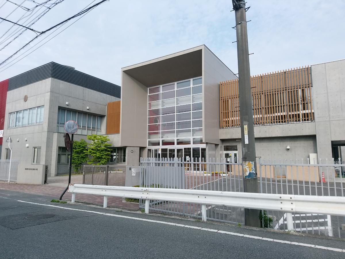 府中市立国府小学校まで約800m 教育目標は「地域とつながり 豊かな心と言葉で 自ら学ぶ児童の育成」です。