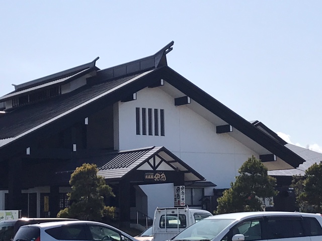 東田川郡三川町　宿泊体験棟 モデルハウス なの花温泉田田まで約2.2km（車で約3分）　庄内平野の美しい田園風景の中にどっしりとかまえた昔懐かしい庄屋風の造り。二種類の温泉に浸ればのんびりと心ゆくまで開放感を味わえ、宿泊も可能。敷地内には、道の駅・ショッピングセンター・飲食店等施設が充実！