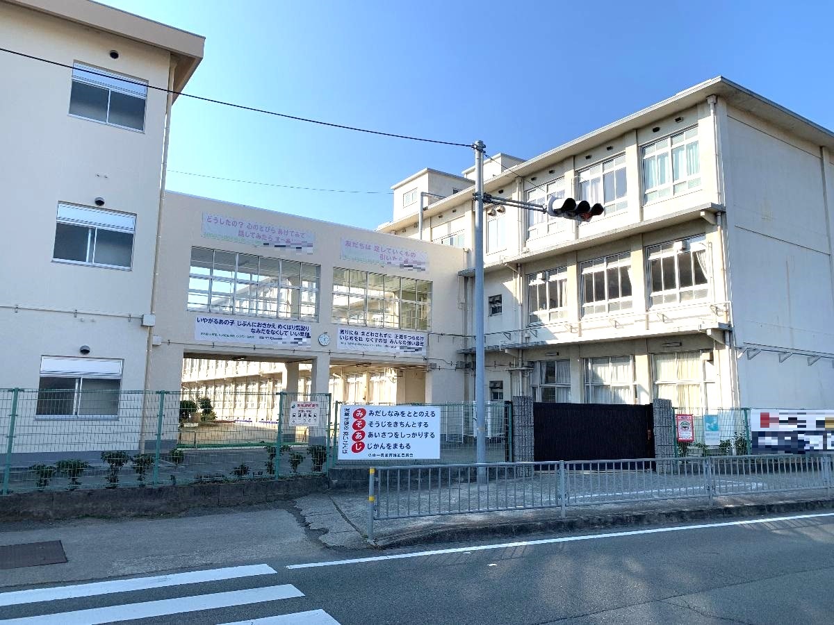 大津小学校まで約350m（徒歩5分）　低学年のお子様にも通いやすい距離です！お子様だけで登校する不安も解消されそうですね☆