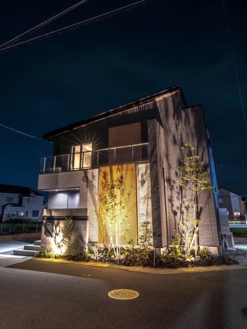 アイタウン大津区天満 モデルハウス 区画番号No.4 全面タイル張りの外壁と間接照明が調和した上質な外観です。
