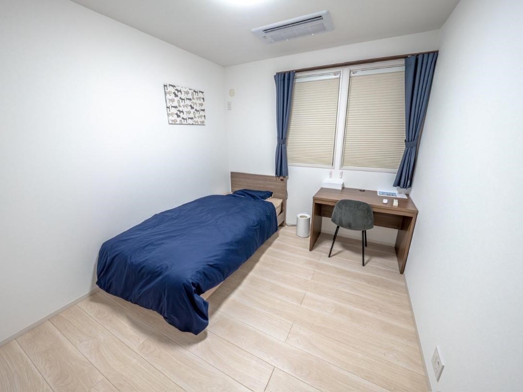 アイタウン大津区天満 モデルハウス 区画番号No.4 ベッドと机があっても広々使えるお子様部屋です、