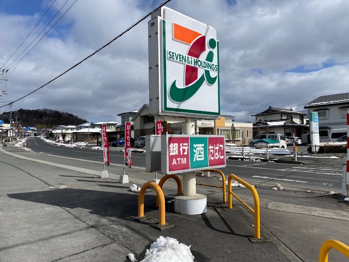 セブンイレブン上山朝日台1丁目店まで約1.1km（車で約2分）　24時間営業なので急なお買い物に便利です。惣菜・冷凍食品も販売しています！お忙しい中での奥様の時短に一役買ってくれそうです。
