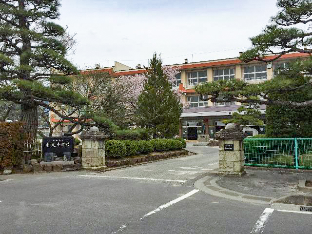 松尾小学校まで約800m（徒歩10分）　程よい距離でお子様の登校する不安も解消されそうです。