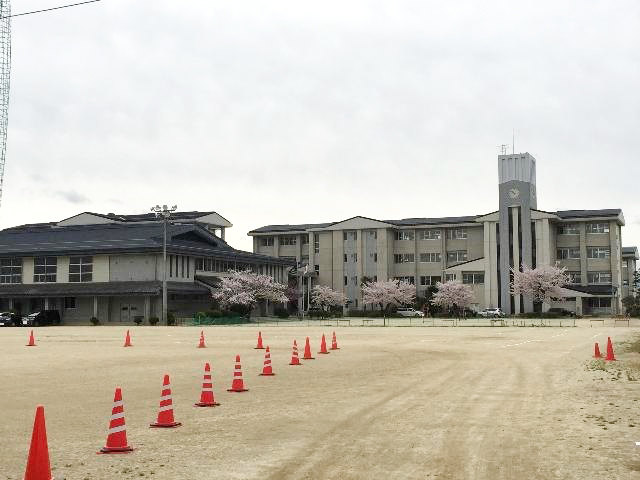緑ヶ丘中学校まで約1.1km（徒歩14分）　学校教育目標は【「みどりの心」を磨き、自己を知って真理（まこと）を究める緑中生】です。