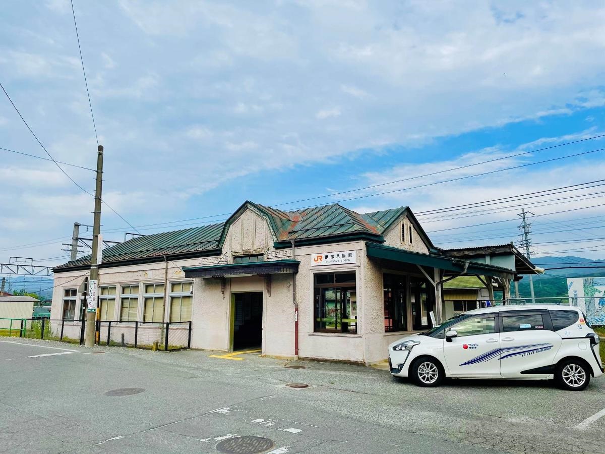 ＪＲ飯田線　伊那八幡駅まで約1.3km（徒歩17分）　駅まで徒歩でも行ける距離なので通学・通勤も安心です。