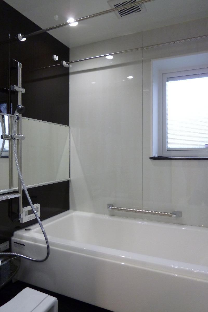 会津若松市館脇町 モデルハウス 区画番号No.２ モダンなデザインのお風呂には床暖房付き。