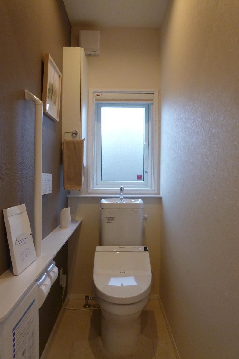 １階のトイレはアクセントクロスを採用。