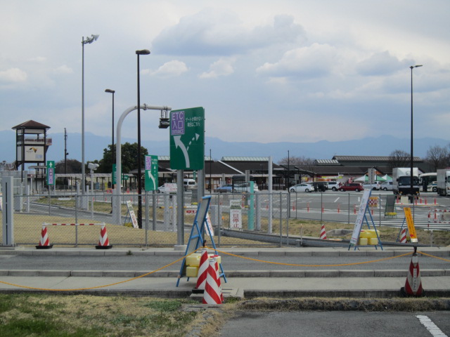 甲府市羽黒小東 土地 中央道　双葉スマートインターまで約5.5km（車で約17分）　県内外、高速を利用するのに大変便利です。高速バス停もあります。長野方面からの高速バスが停車するため、新宿までほぼノンストップで行けるので、甲府駅始発の高速バスより早く着きます。