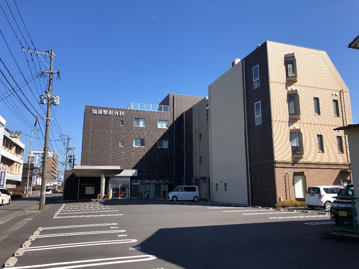 仙波整形外科まで約1.3km（徒歩17分）　レントゲンやMRI検査をもとに診断・治療を行ってくれます。【診療時間】8：30～12：00、14：00～17：30