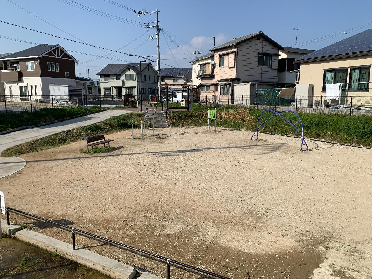 アイタウン荒井町小松原 土地 小松原４丁目れんげ公園まで約100m～190m（徒歩2分～3分）　気軽に行ける距離で、毎日のお散歩やお友達と遊ぶのにぴったり♪近くの公園は小さなお子様でも安心して楽しく過ごすことができます。