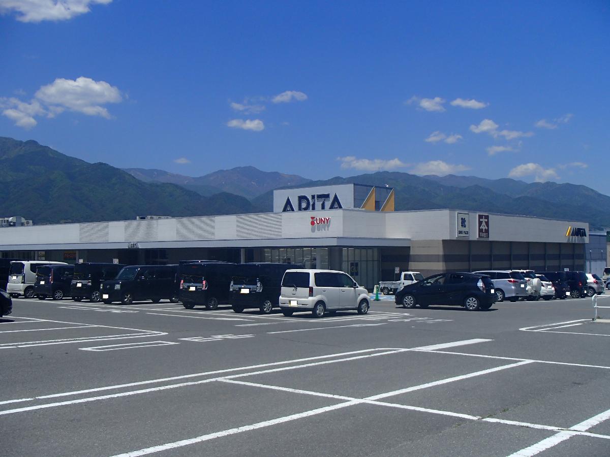 ｉ－ｔｏｗｎ鼎中平 戸建 アピタ飯田店まで約1.5km（車で約5分）　アップルロードへのアクセスも良くお買い物には困りません。