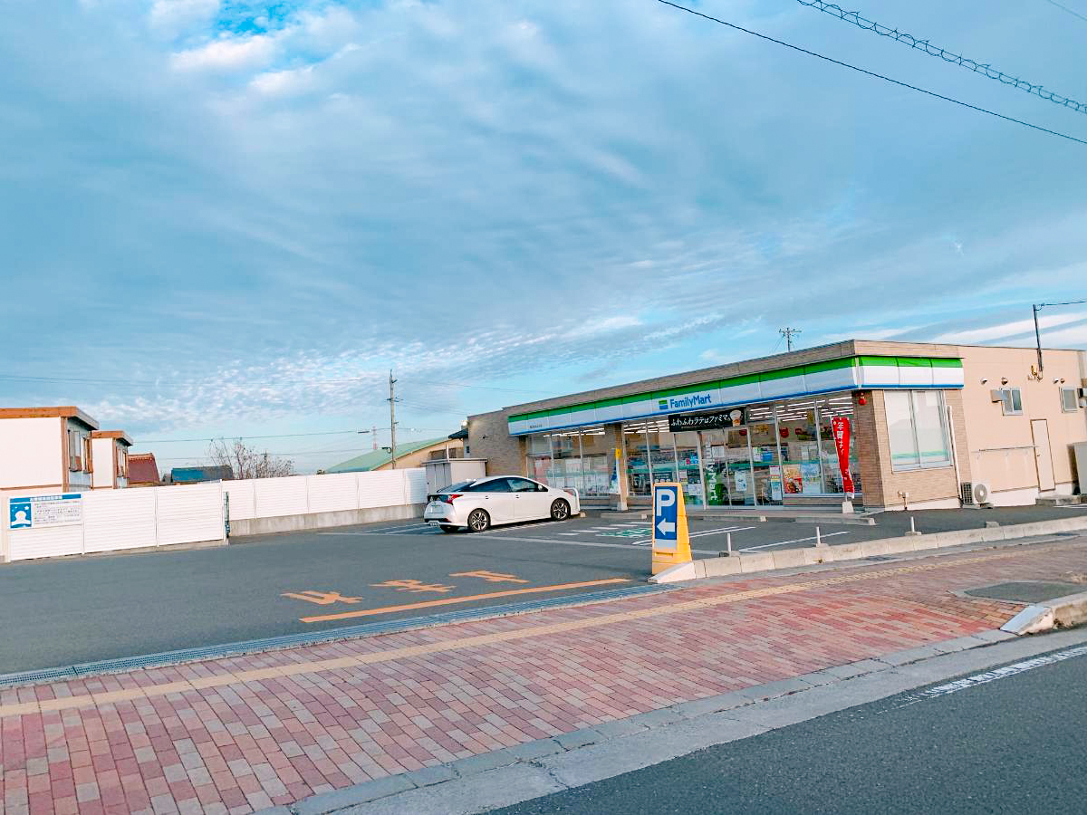 アイタウン　朝日町白梅の丘西 戸建 ファミリーマート　朝日町おぶけ店まで約1.4km（車で約2分）　最寄りのコンビニ、ファミリーマート朝日町おぶけ店☆☆ちょっとしたお買い物に便利♪♪