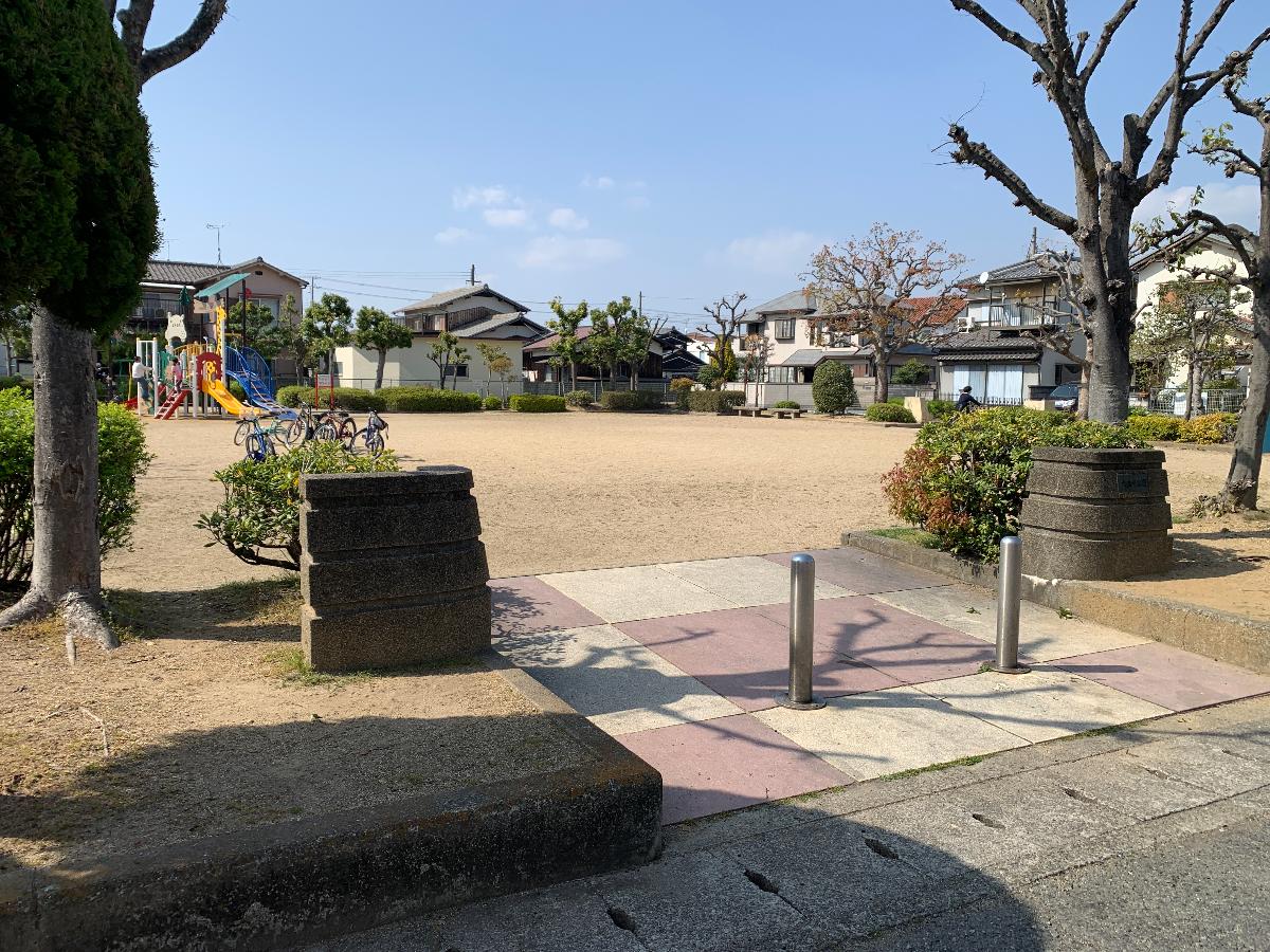 アイタウン平岡町一色西 土地 大溝川公園まで約200m～450m（徒歩3分～6分）　気軽に行ける距離で、毎日のお散歩やお友達と遊ぶのにぴったり♪緑豊かな園内は、夏には木陰ができるので小さなお子様でも安心して楽しく過ごすことができます。