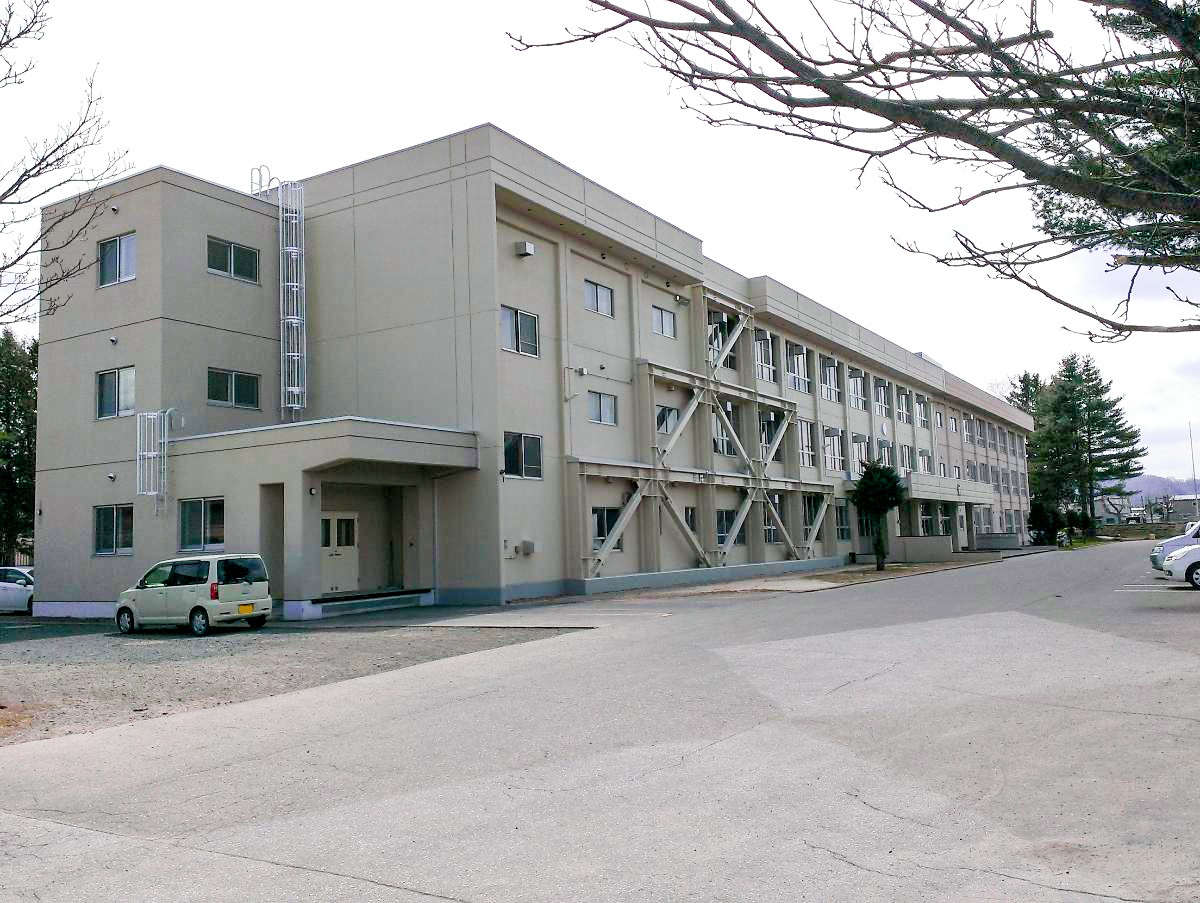 北見市立南中学校まで約300m～310m（徒歩4分）　部活で遅くなっても近くだと安心です。