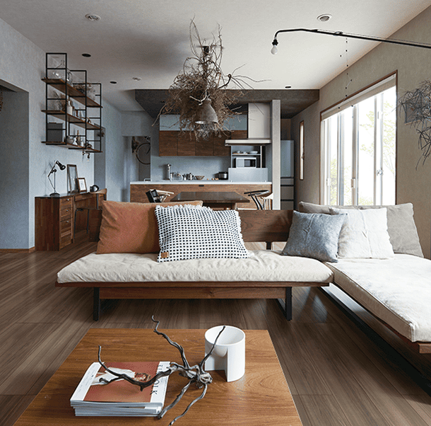 落ち着きのある、ダークなインテリア。