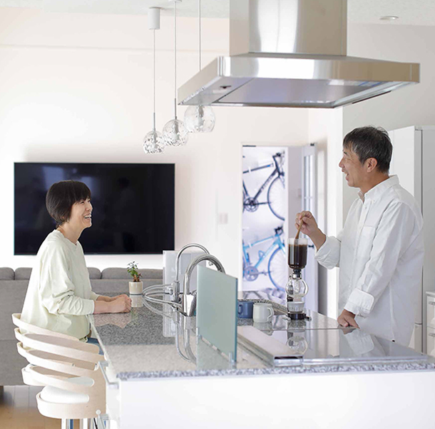 ふたりの暮らしに寄り添う、南欧風デザインの明るい平屋。