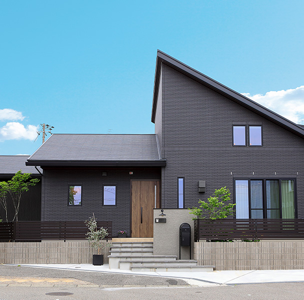 立体的なデザインの勾配天井が魅力的な平屋。