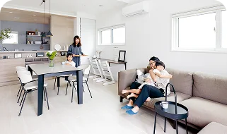 家族がリビングで過ごしている様子