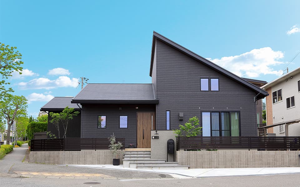 立体的なデザインの勾配天井が魅力的な平屋。