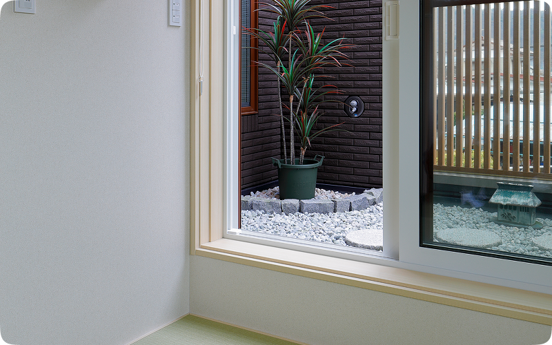 和室の窓から庭の植栽を眺める猫のためのスペース