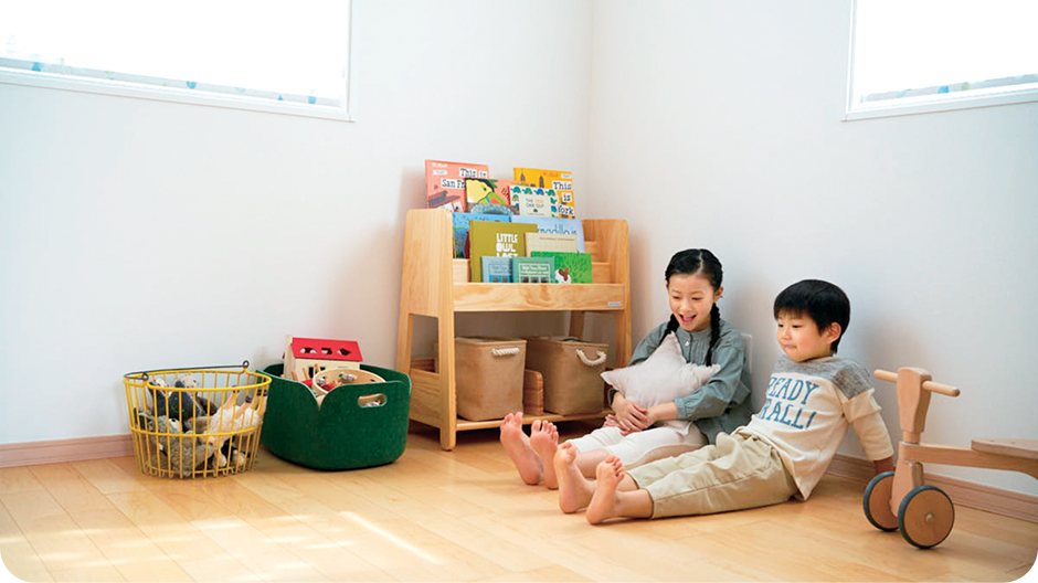 床暖房のあるリビングでくつろぐ子どもたちの様子