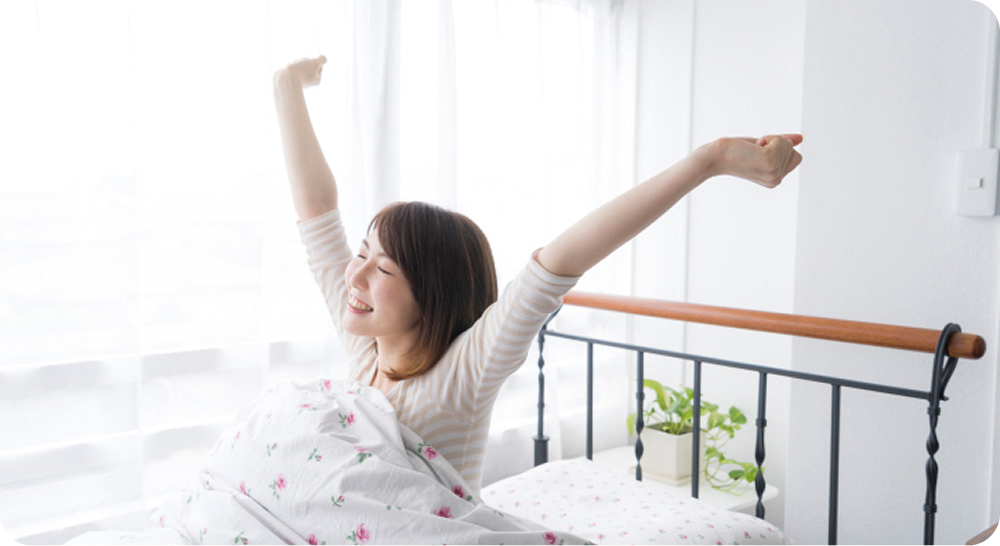 快適な睡眠環境で目覚める女性
