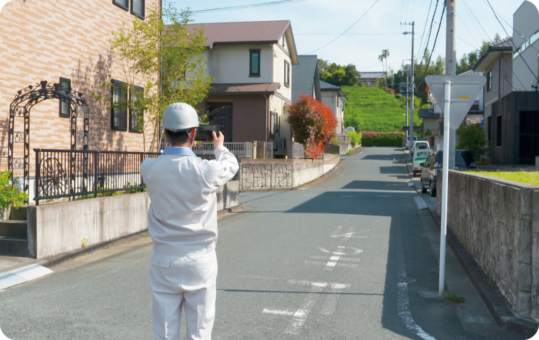 現地で周辺環境を確認する作業員の様子