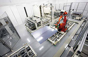 太陽光パネルを生産する自社グループ工場