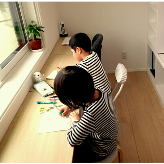 書斎で絵を書いてる子どもたちの写真