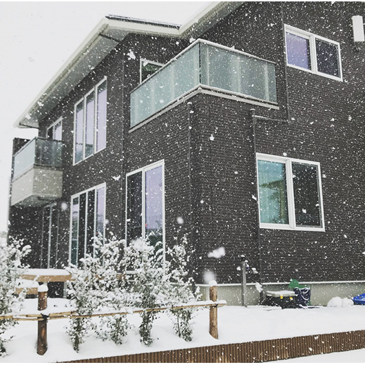 雪景色に包まれた家の写真