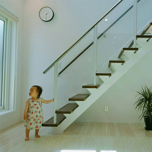 階段の横に立つ子どもの写真