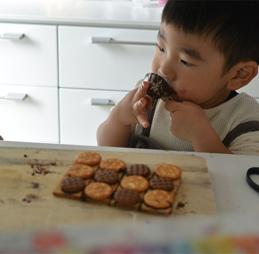 ひたすらスプーンについたチョコをむさぼる弟。そんな弟を見てズッコケる兄。素敵なお菓子のお家が完成しました！