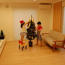 サマー!?クリスマス♪あったかリビングでクリスマスツリーの飾りつけです!