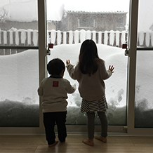 ダイニングの窓は3枚で広くとってあるので、DKが明るく、お庭の見晴らしも良いです。写真は昨年の豪雪時。背丈ほど積もった雪を見て子ども達はびっくりしていました。
