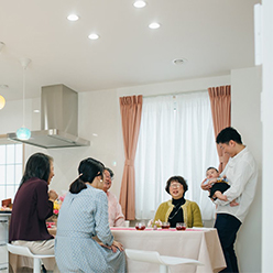 待望の長男のお食い初めに初めて遠方に住む両親を招待しました。光が差し込む暖かいお家に幸せな笑顔が溢れました。