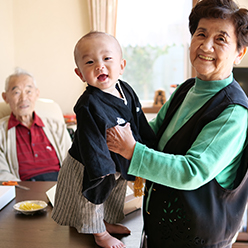 生まれて初めて会った遠方のひいおじいちゃん、ひいおばあちゃん。初節句なので袴を着て、たくさん遊んでもらいました。最近少し体調が悪いおじいちゃんも笑顔になってくれた1日を切り取った瞬間です。