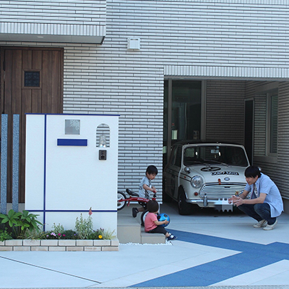 家の外からも中からも愛車の見えるガレージは家族の笑顔の中心です！