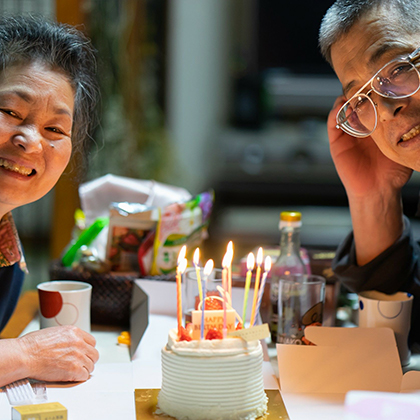 リビングにて、母のお誕生日をお祝いした一時です。