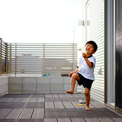 お外遊びが大好きな息子のお気に入りのウッドデッキ！今年の夏はプールも出して遊ぼうね！