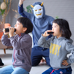 色とりどりの花火を肩車しながら眺めている親子の写真