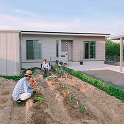 ハート形になっている雲の下で虫取りをしている子どもたちの写真