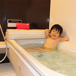 三尺玉の花火が打ち上げられて色とりどりに咲いている光景の写真