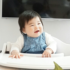 浴衣を来た少女が沢山の吊るされた風鈴の下を歩いている写真