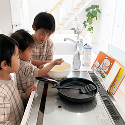 道路脇に駐車しているバイクと夕焼けの風景