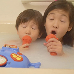 野球場に水がまかれ虹が出ている風景