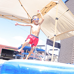 着物を着た女性が、もう一人の着物を着た女性の髪を整えている写真